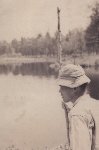 Harry Hirasuna keeps watch for snakes [Courtesy of Ukichi Wozumi]