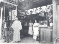 Early 20th century Japanese “meibutsu” or special store, in Hawaii from around the 1890s [Hawaii State Archive]