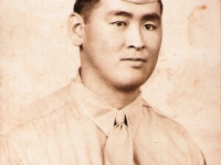 Shigeru Inouye, studio photo, Clinton, Iowa, 1945. (Courtesy of Clinton K. Inouye)