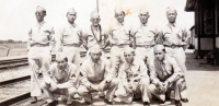 (July 03, 1942) “Chicago Bound Boys from Company A”. Eugene Kawakami is standing in the back row, wearing a lei. [Courtesy of Joanne Kai]