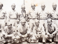(July 03, 1942) “Chicago Bound Boys from Company A”. Eugene Kawakami is standing in the back row, wearing a lei.  [Courtesy of Joanne Kai]