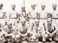 (July 03, 1942) “Chicago Bound Boys from Company A”. Eugene Kawakami is standing in the back row, wearing a lei.  [Courtesy of Joanne Kai]