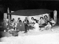 Arakaki family picnic on the beach after the end of WWII [Courtesy of Robert Arakaki]