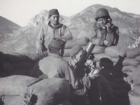 Soldiers in D Company with mortar, Italy 1945. [Courtesy of Fumie Hamamura]