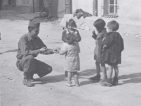 Soldier sharing sweets with Italian children. [Courtesy of Fumie Hamamura]