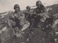 Stanley Hamamura and soldiers with mail in Italy, 1944. [Courtesy of Fumie Hamamura]