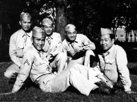 Motoishi, Stanley Hamamura, R. Ishimoto, Itsuo Takahashi, and Isamu Inouye waiting for the bus to Wisconsin Dells [Courtesy of Fumie Hamamura]