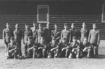 Graduates of the MIS linguist training program at Camp Savage, Minnesota, 1943. [Courtesy of Florence Matsumura]