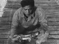 William Takaezu with fish on Cat Island, Mississippi. [Courtesy of Mrs. William Takaezu]