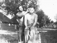 Conrad on left cutting hair of fellow 100th soldier. (Courtesy of Alvin Tsukayama)