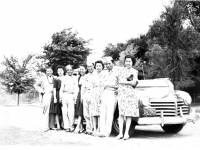 Dr. Tashiro, soldiers and women from the University in Madison. Inscription: Dr. Tashiro and few wahines from chicago at Madison (Courtesy of Alvin Tsukayama)